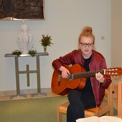 Musikalische Unterstützung durch Pastoralreferentin Anja Asel