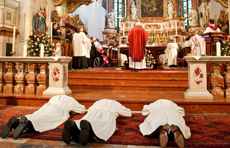Durch das Sakrament der Weihe werden Diakone 'ordiniert' und erhalten die für ihren Dienst notwendigen geistlichen 'Vollmachten'.
