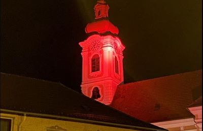 Pfarren des Seelsorgeraumes Vorau beteiligten sich 2020 an der Aktion. Unter anderen erstrahlte die Pfarrkirche Pinggau in rotem Licht.