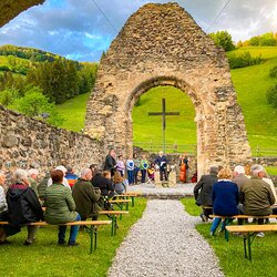 Maiandacht in der Ägydius-Kirchenruine in der Pfarre Donnersbach