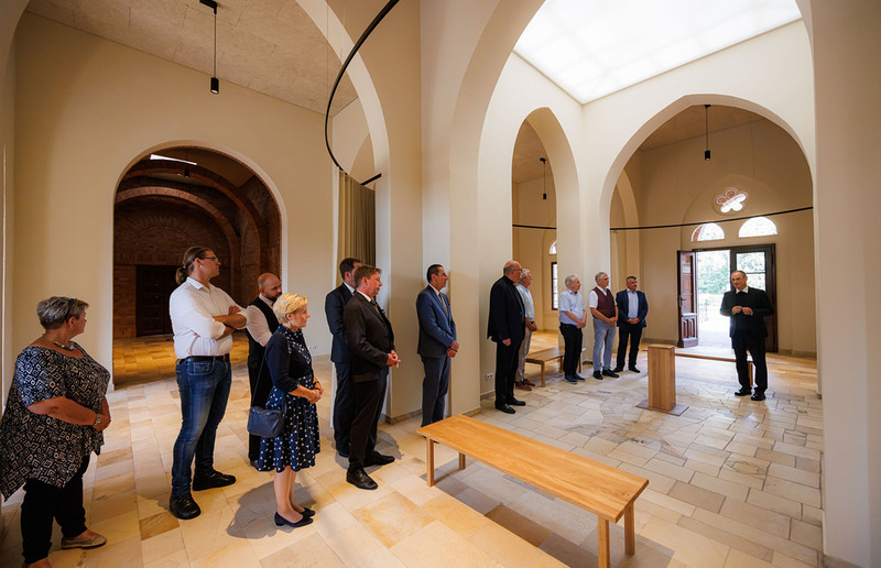 Die Aufbahrungshalle, die Räume der Bestattung sowie die Sakristei der Kirche wurden renoviert.