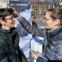 Aschenkreuz am Bauernmarkt Kaiser-Josef-Platz