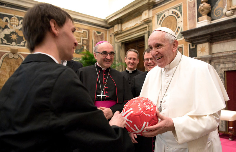 Papst Franziskus begrüßt am 16. Februar 2017 während einer Audienz in der Sala Clementina im Apostolischen Palast im Vatikan Sportler mit geistiger Behinderung aus Österreich.