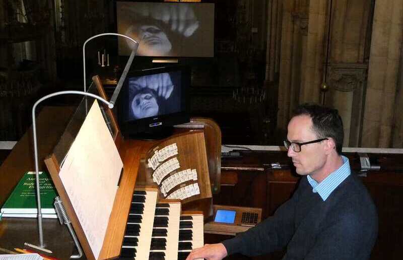Ulrich Walther an der Walcker-Orgel in der Pfarrkirche Herz Jesu. / Pfarre Herz Jesu, Graz