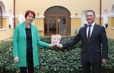 Anna Pfleger (Leitung Haus der Frauen) und Andreas Ehart (Wirtschaftsdirektor der Diözese Graz-Seckau) präsentieren die Bildungstage für Arbeit suchende Frauen.