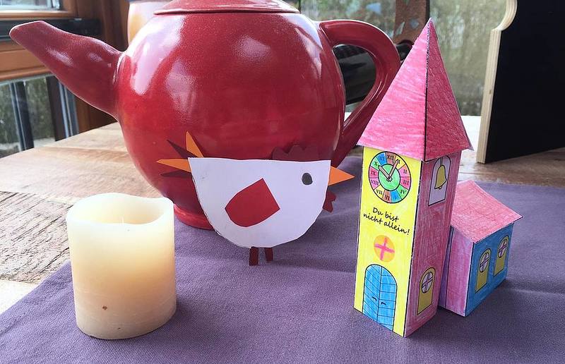 Die kleine Kirche kann nach belieben auch bunt bemalt werden.