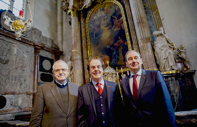 'Hausherr' Dompropst Heinrich Schnuderl, Unternehmer Hans Roth, Kuratoriumsvorsitzender Martin Schaller vor dem Bild 'Verkündigung an Maria', dessen Renovierung Roth finanziert.