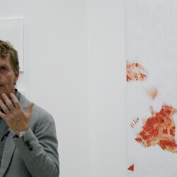 Gerhard Lojen (1935–2005) zum 20. Todestag: Eröffnung KULTUMUSEUM im Spiegelgitterhaus Gleisdorf, 17.10.2025. Kurator Johannes Rauchenberger führt in das Werk des Künstlers ein.