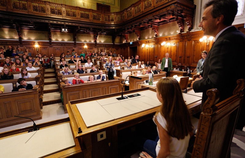 110 MinistrantInnen durften im Gemeinderatssaal des Grazer Rathaus auf den Stühlen der Gemeinderäte Platz nehmen. / Foto: Neuhold