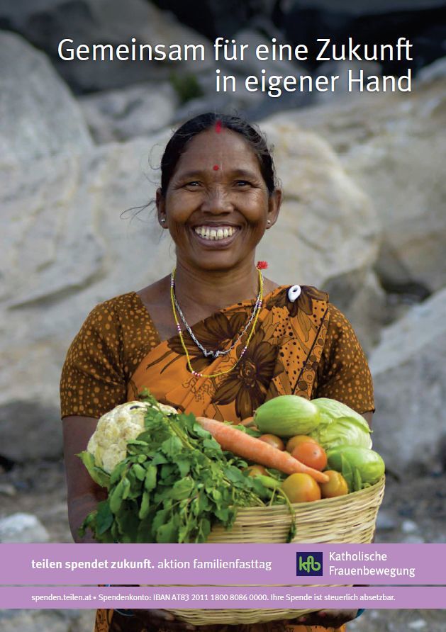 Eine Frau aus Asien hält einen Korb mit Gemüse