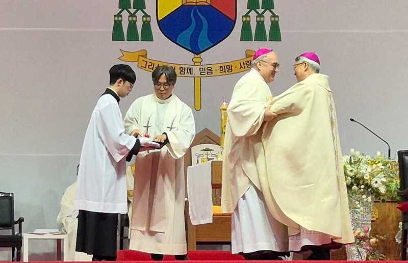 KK Die Diözesanbischöfe Wilhelm Krautwaschl und Linus Seong-hyo Lee bei der Amtseinführung des letzteren in Masan.