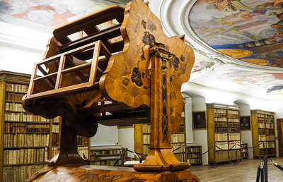 Die Erfindung des Bücherrads erleichterte das parallele Lesen von Büchern enorm