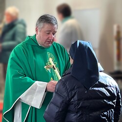 Sr. Maria bekommt den Blasiussegen von Pfarrer Claudiu