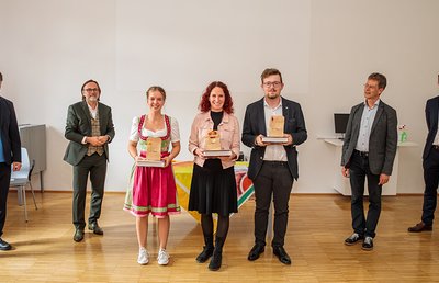 Verleihung der Förderpreise. V. l. Vizerektor Friedrich Rinnhofer, Schulamtsleiter Walter Prügger, Preisträgerin Lisa Schaffler, Religionsprofessorin Simone Krondorfer-Piller (sie vertrat den Hauptpreisträger Lukas Zottler), Preisträger Felix Krieber