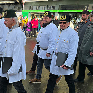Nach dem ökumenischen Gottesdienst in der Oswaldikirche: Festzug durch Eisenzerz