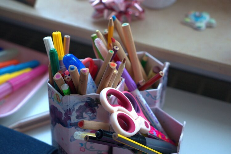 Die Materialliste für den Schulbeginn ist oft lang und kann ganz schön teuer werden.