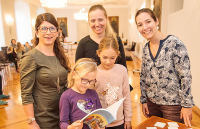 Ulrike Schellander, Christine Magerl und Julia Rust mit ihren Töchtern setzten gemeinsam mit der Firma Conventa das Projekt 'Elternbildung goes online' um.