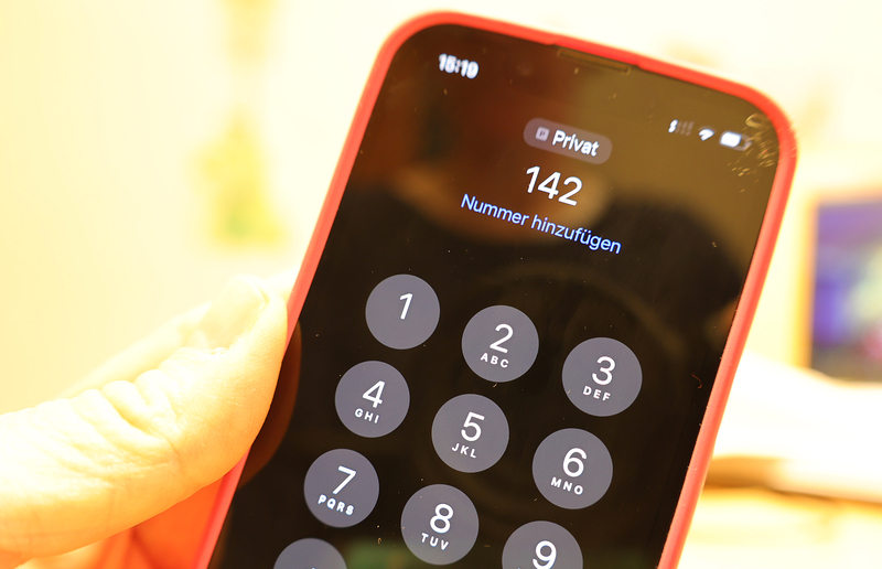 Die Telefonseelsorge ist rund um die Uhr unter der kostenfreien Nummer 142 erreichbar.