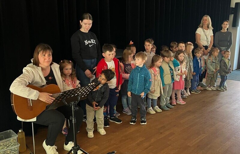 Muttertagsaufführung / Anna Gruber Schreiner Besuch der Kiga-Kinder