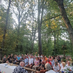 Im Raum Feldkirchen bei Graz gibt es in der Ferienzeit jeden Mittwoch um 19.00 Uhr einen Outdoor Gottesdienst.