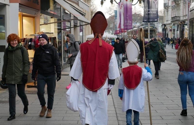 Katholische Kirche Steiermark Am 6. Dezember sind in der Grazer Herrengasse große und kleine Nikoläuse unterwegs.