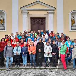Start bei der Pfarrkirche Tieschen