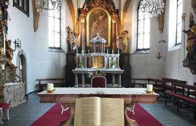 Die Pfarrkirche Feldkirchen ist eine beliebte Tauf-Kirche. Der „Täufer Johannes“ ist als Kirchenpatron auf dem Hochaltarbild zu sehen. 