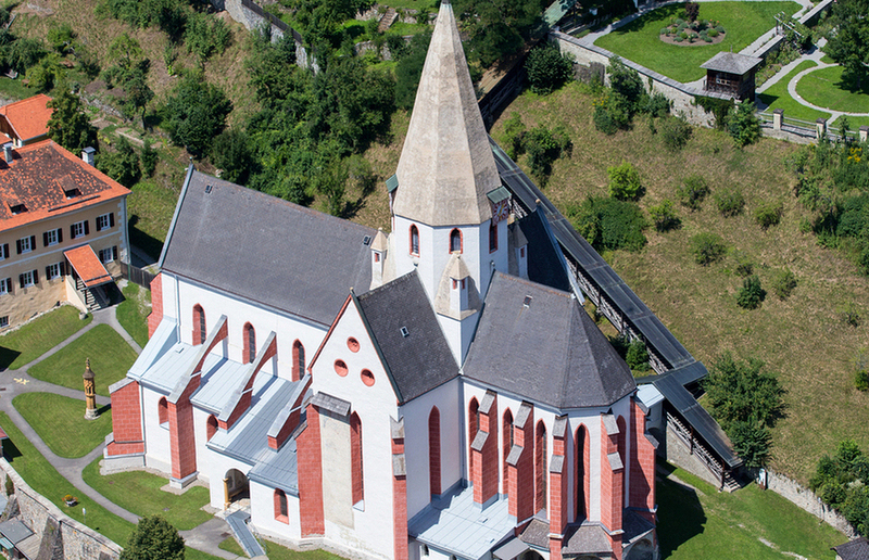 Harry Schiffer Photodesign, Harry Schiffer Im Jahr 2006 wurde die Kirche außen renoviert. Damit erhielt sie wieder ihre ursprüngliche gotische Farbgebung.