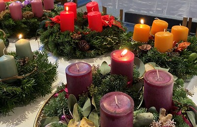Bei den Adventkranzsegnungen werden auch zum ersten Mal die Kerzen entzündet. 