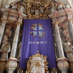 Gestaltet 2013 von MinistrantInnen, initiiert von Julia Auerböck – die Strahlen weisen den Weg auf Ostern hin. 