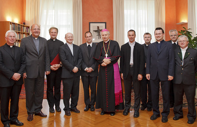 v.l.n.r.: Weihbischof Dr. Franz Lackner, Msgr. Christian Leibnitz, Mag. Gerhard Hatzmann, Mag. Herbert Kernstock, Mag. Ewald Pristavec, Diözesanbischof Dr. Egon Kapellari, Mag. Andreas Lechner, Dr. Boguslaw Swiderski, Mag. Johannes Lang, Pastoralamts