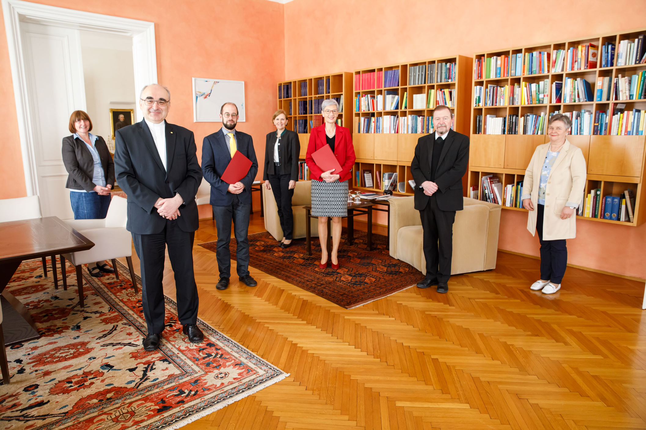 Die Übergabe der Dekrete durch Bischof Wilhelm