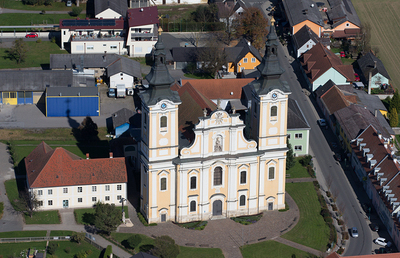 Die Wallfahrtskirche St. Veit am Vogau noch in ihrem 'alten Gewand'. Mittlerweile erstrahlt sie in Weiß.