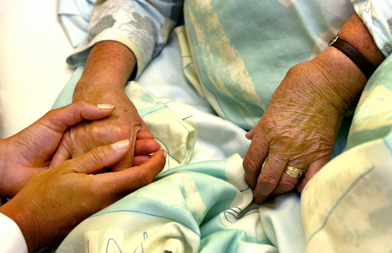 Seniorin mit Pflegerin [ (c) www.BilderBox.com, Erwin Wodicka, Siedlerzeile 3, A-4062 Thening, Tel. + 43 676 5103678.Verwendung nur gegen HONORAR, BELEG, URHEBERVERMERK nach AGBs auf bilderbox.com], 60+, alt, alte, Alte Frau, Alte Frauen, Alte Mensch