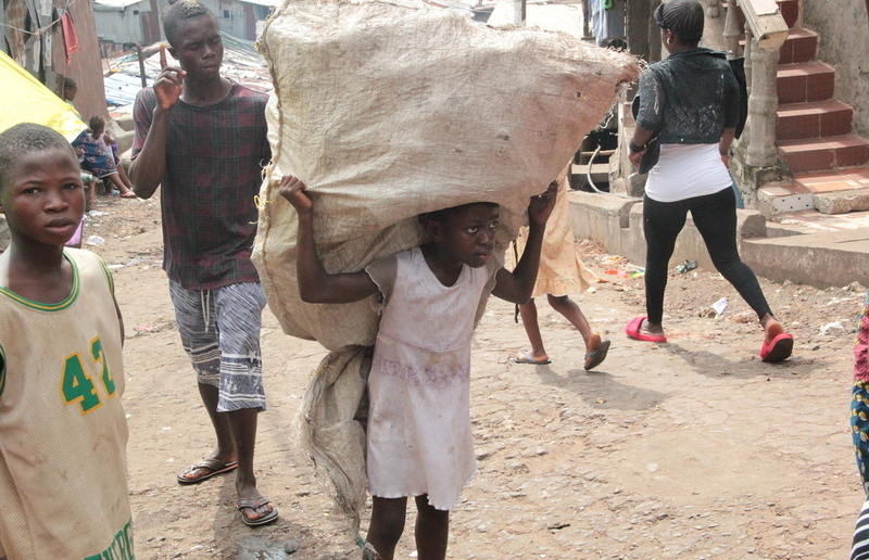 Auf dem Markt arbeiten statt in die Schule zu gehen - das ist das Schicksal vieler Kinder weltweit.