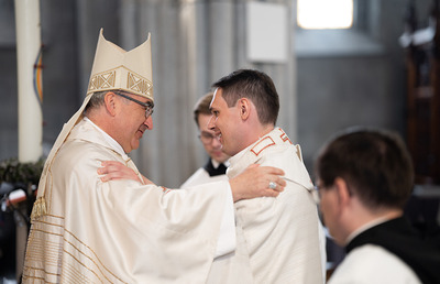 Eine gute Verankerung in Gott wünschte Bischof Wilhelm Krautwaschl dem Neupriester