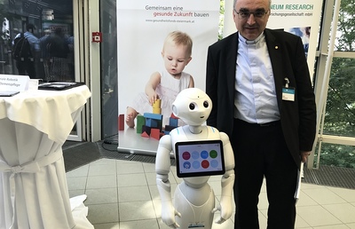 Künstliche Intelligenz war ein wichtiges Thema des Symposiums. Bischof Wilhelm Krautwaschl machte Bekanntschaft mit Pflegeroboterin 'Pepper'.