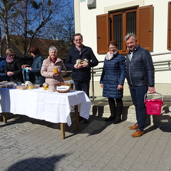 Die KFB Kirchbach erzielte mit „SUPPEN TO GO“ einen über den Erwartungen liegenden Erfolg, im Bild mit Bürgermeister Anton Prödl (ganz rechts) und Pfarrer Christian Grabner (3. von rechts).                           