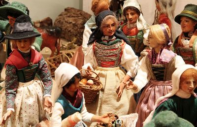 Die unterschiedlichsten Krippen und Bilder der Geburt Jesu können in der Weihnachtsausstellung bestaunt werden.