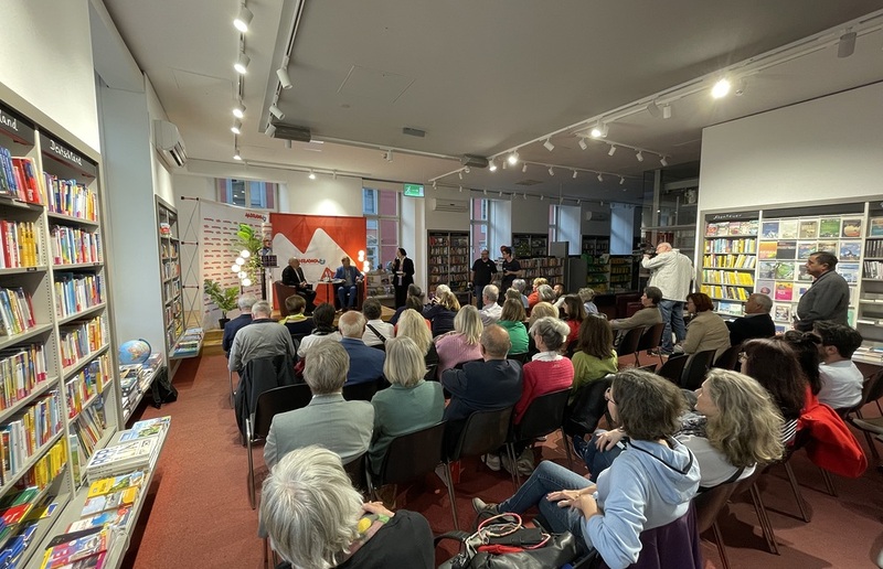 Diözesanbischof Wilhelm Krautwaschl und Erich Fuchs bei der Erstpräsentation des Buches 'Die Macht der Vergebung'