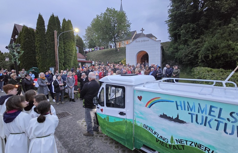 Nach der Maiandacht wurde das 'Himmels-TukTuk' gesegnet