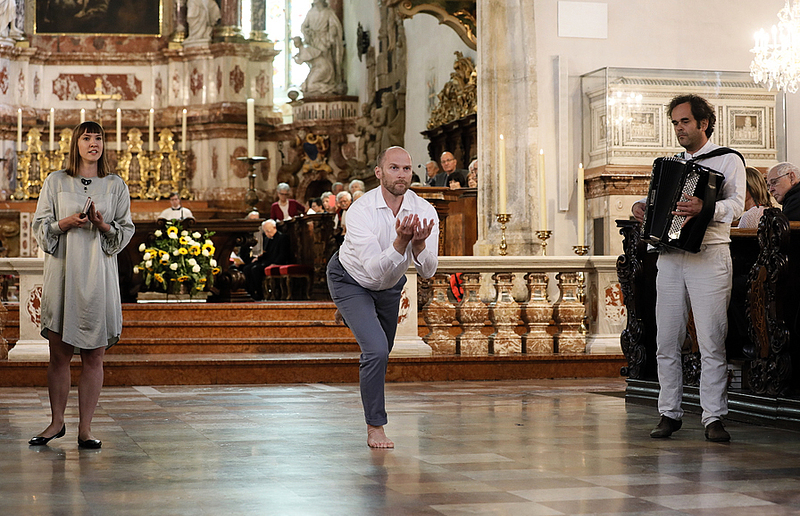 Gerd Neuhold, Sonntagsblatt Die Tanzperformance von Elina Viluma, Jörg Weinöhl und Stefan Heckel (aufgeführt im Grazer Dom am 23. Juni 2018, Morgenlob Diözesanjubiläumswochenende) aus dem Projekt 'ALLEZEIT.Liturgie-Mosaik'