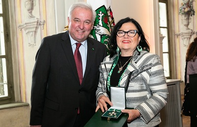 Landeshauptmann Schützenhöfer gratuliert der ehemaligen Leiterin des VinziMarkts Heidemarie Anderhuber. 