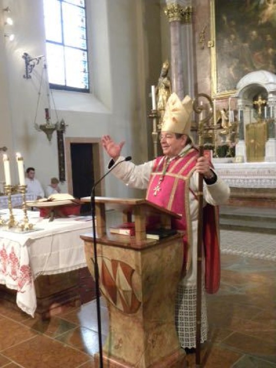 Abt Bruno spendet unseren Jugendlichen das Sakrament der Firmung