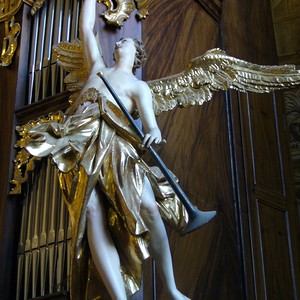 Engel mit Posaune auf der Orgel.