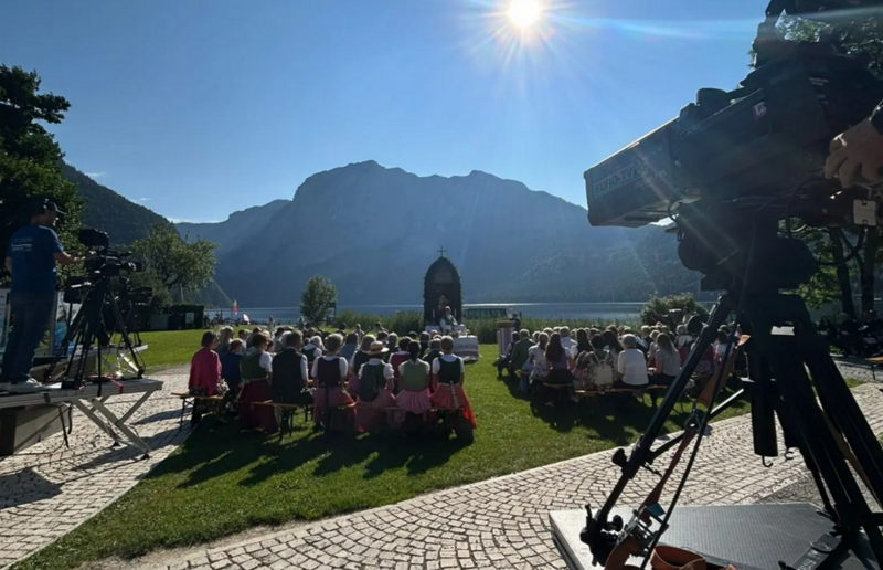 Fuchs Im Sommer 2025 feierte Pfarrer Michael Unger eine Feldmesse am Ufer des Altausseer Sees.