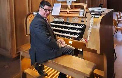Jörg Zazworka an der Orgel der Pfarre Graz-Münzgraben