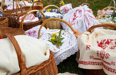 Die meisten Osterkörbe werden mit Osterschinken gefüllt sein. Das bedeutet nicht, dass eine vegane Osterjause unmöglich ist. 
