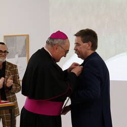 Er?ffnung des Spiegelgitterhauses Gleisdorf (Sammlung Wolf) durch B?rgermeister Christoph Stark, Landeshauptmann Christopher Drexler und Di?zesanbischof Wilhelm Krautwaschl.Laudatio: Walter Pr?gger,Einf?hrung in die Ausstellung 'WENDEZEITEN/ZEITENW