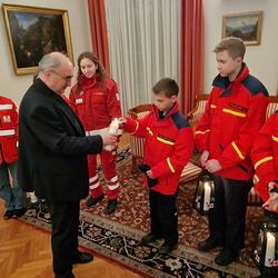 Jugendrotkreuz und Feuerwehrjugend brachten das Friedenslicht zu Bischof Wilhelm Krautwaschl